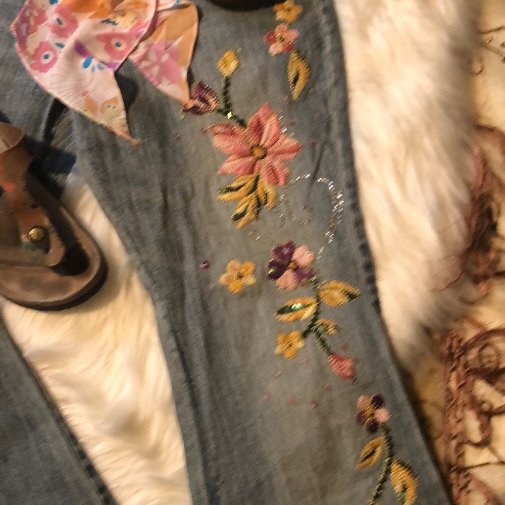 Embroidered patch bell bottom jeans/ vintage. - Picture 2 of 5